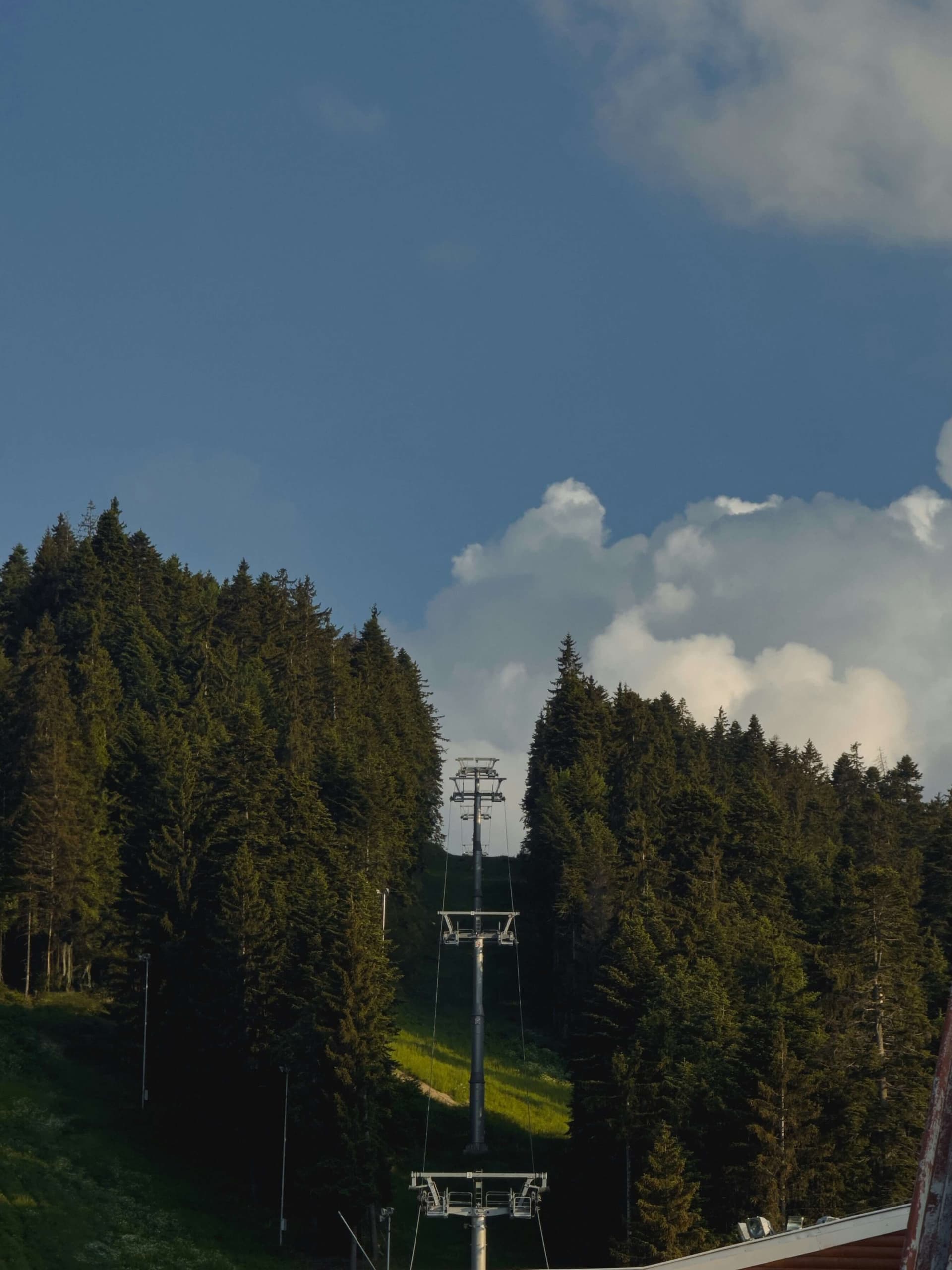 The gondola lift climbing above Borovets