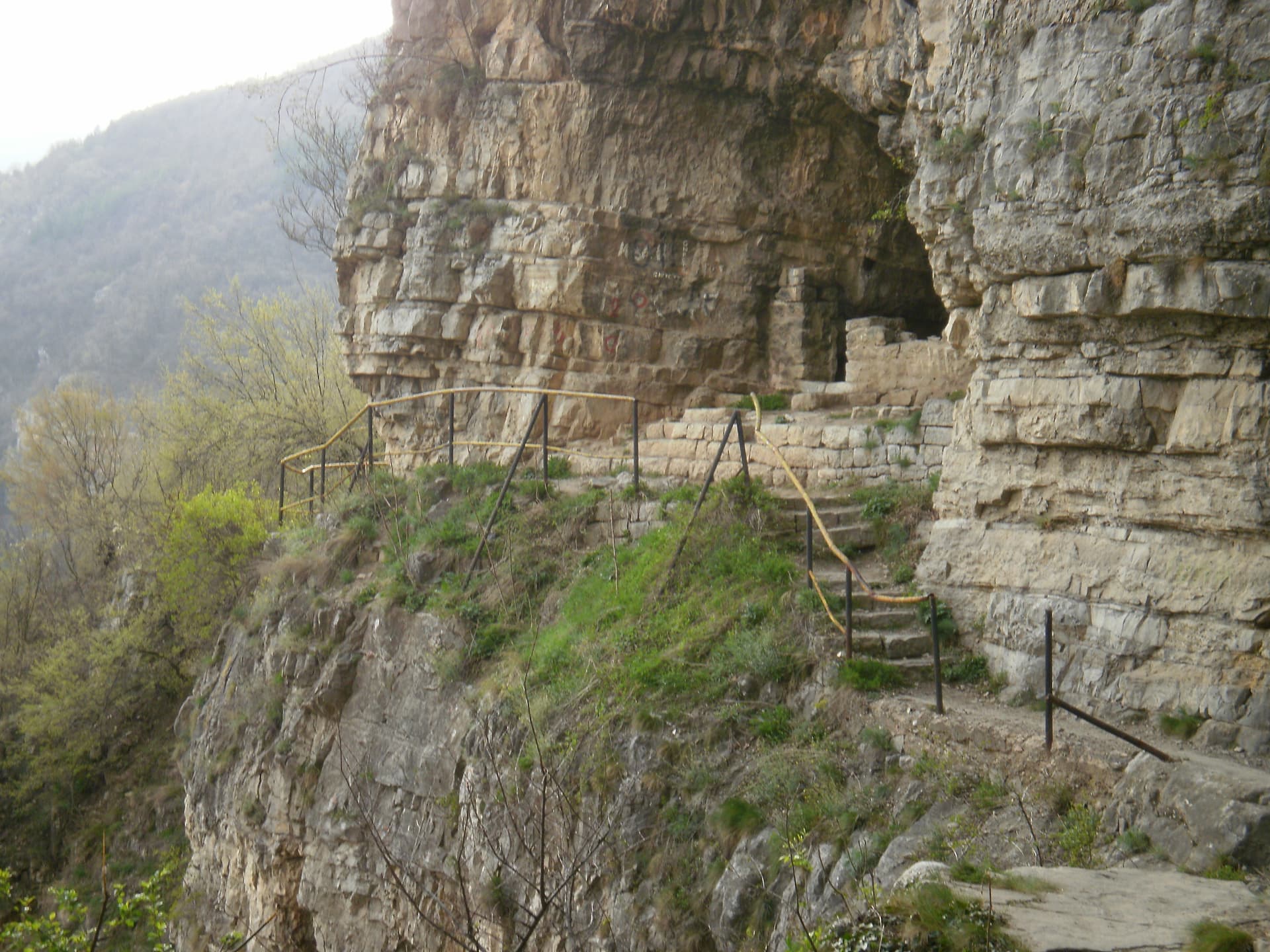 Temna dupka cave