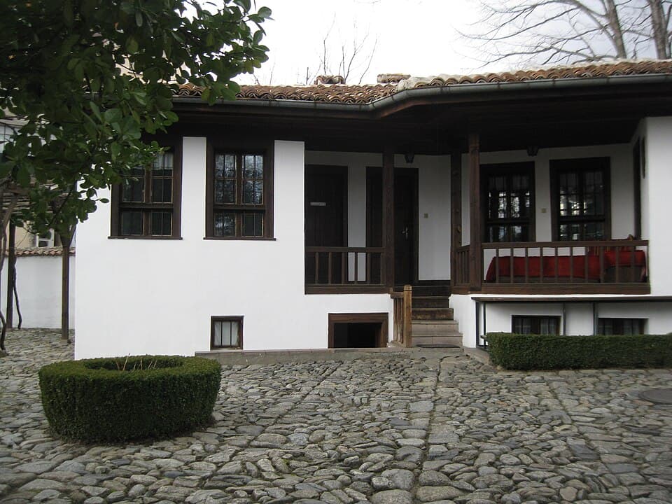 Karlovo Travel Guide: Sights, Nature & Practical Tips